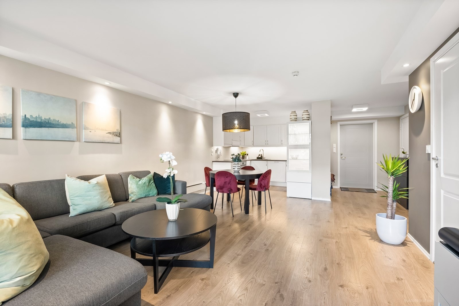 Den åpne stue- og kjøkkenløsningen skaper et sosialt allrom. Galleribilde