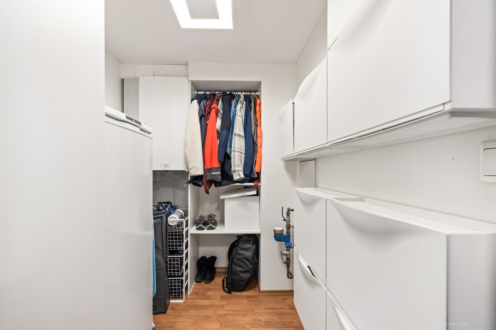 Praktisk bod med plass til oppbevaring. Galleribilde