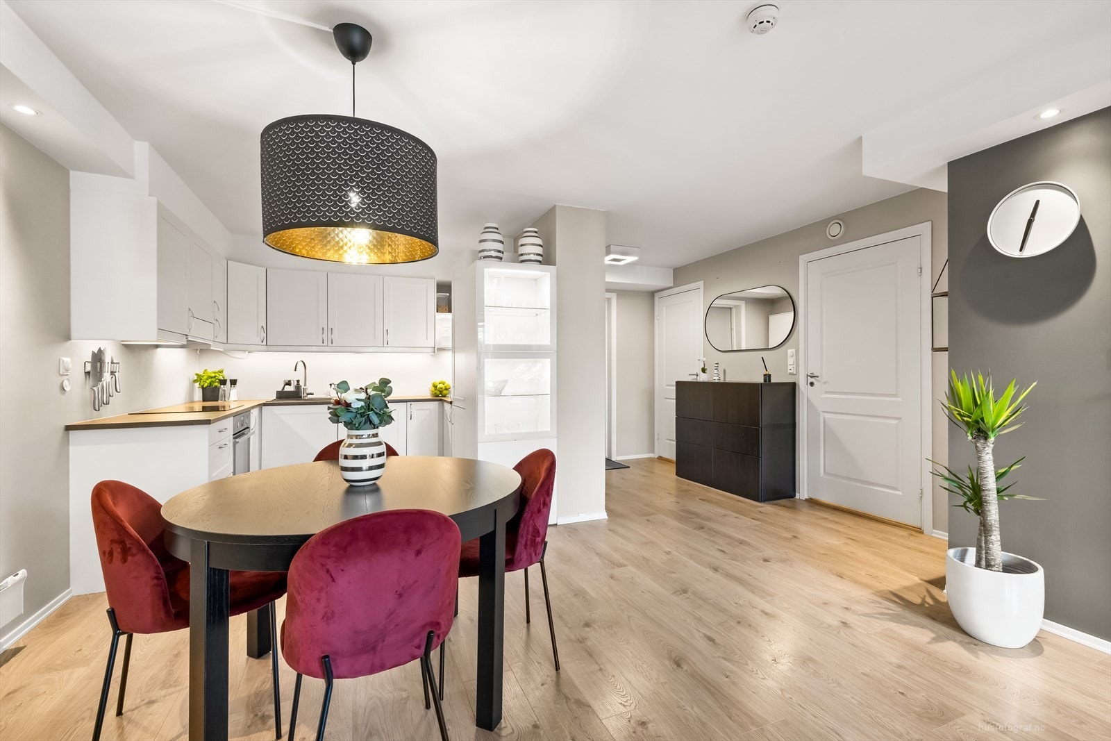 Ved kjøkken er det plass til et romslig spisebord. Galleribilde