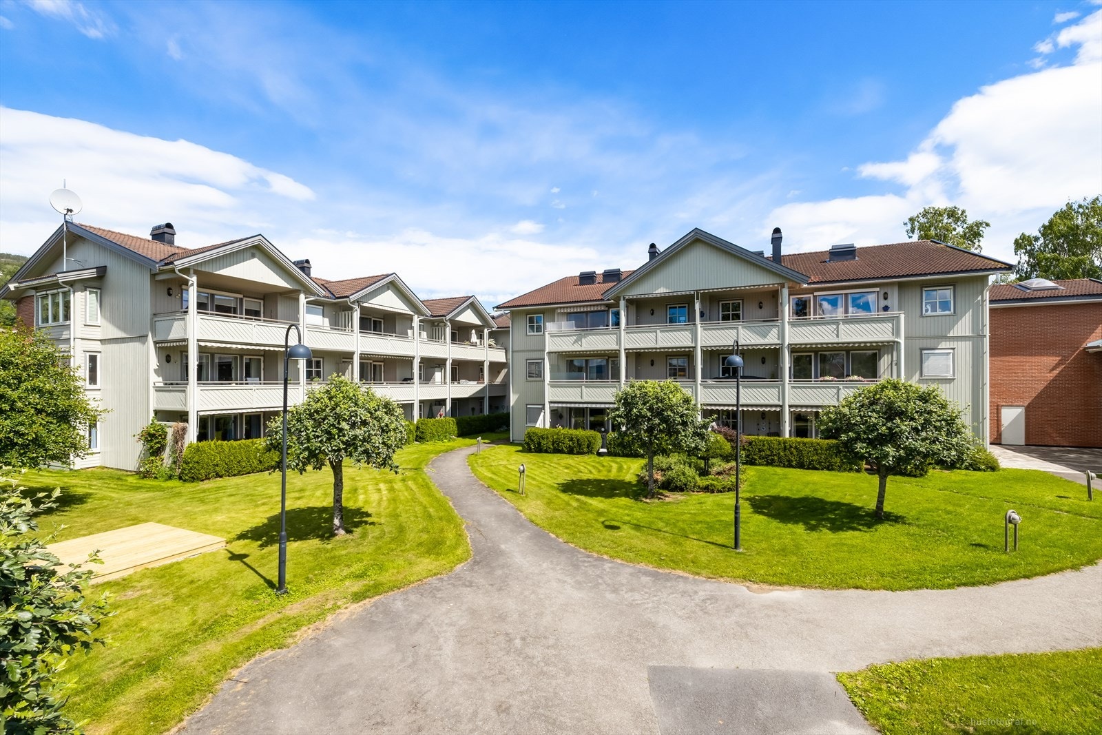 Eiendommen har en fin og sentral beliggenhet på flata i Krokstadelva. Galleribilde