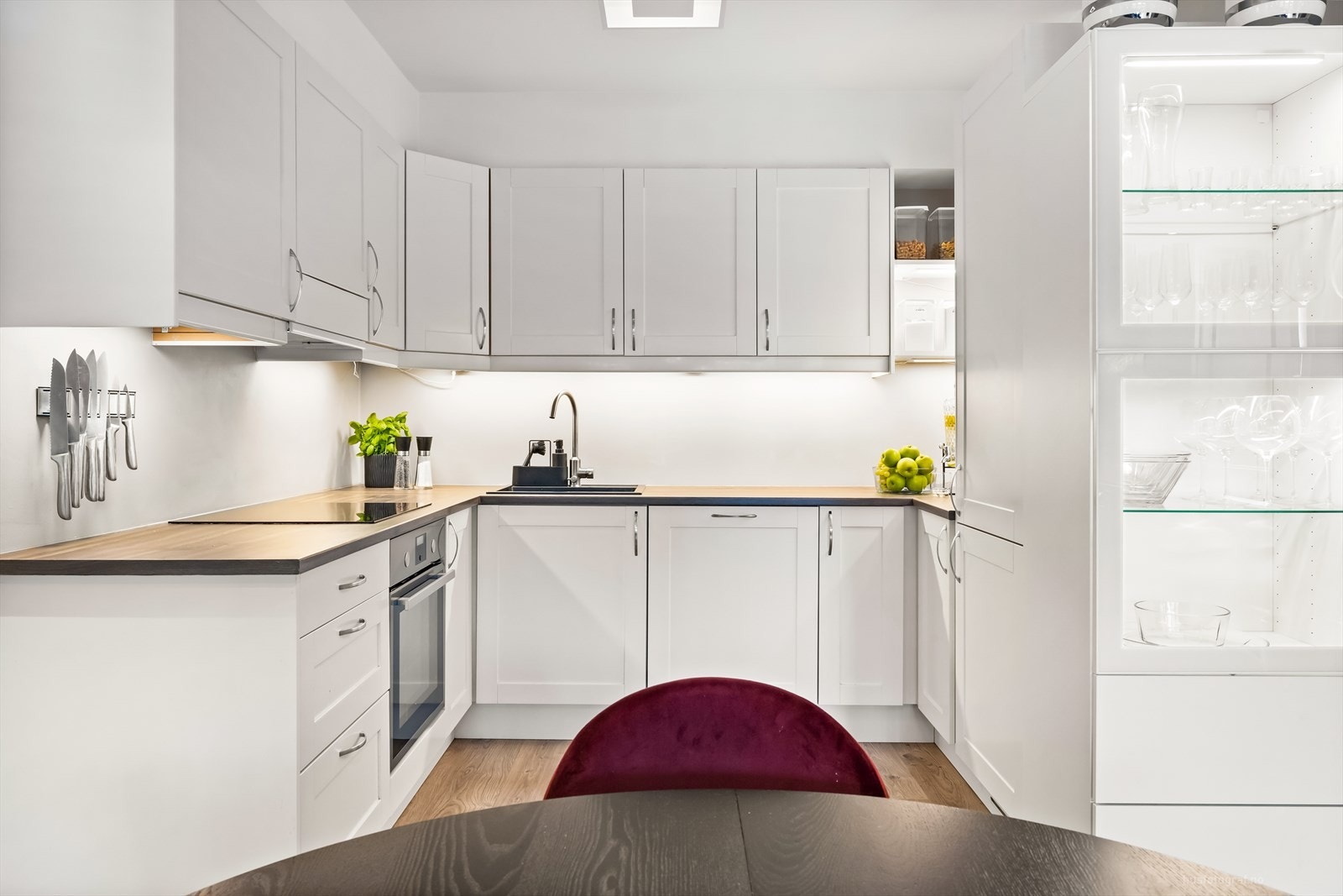 Klassisk kjøkkeninnredning med profilerte fronter og benkeplate i laminat. Galleribilde