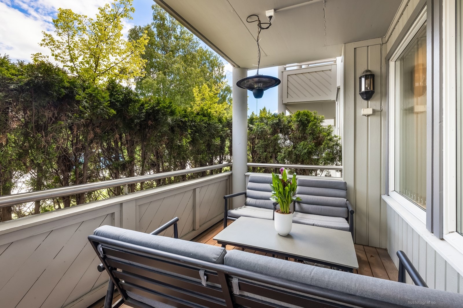 Balkongen ligger skjermet til og har utgang fra stue. Galleribilde