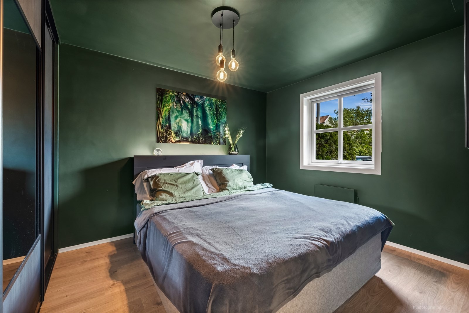 Det er gode oppbevaringsmuligheter i skyvedørsgarderobe. Galleribilde