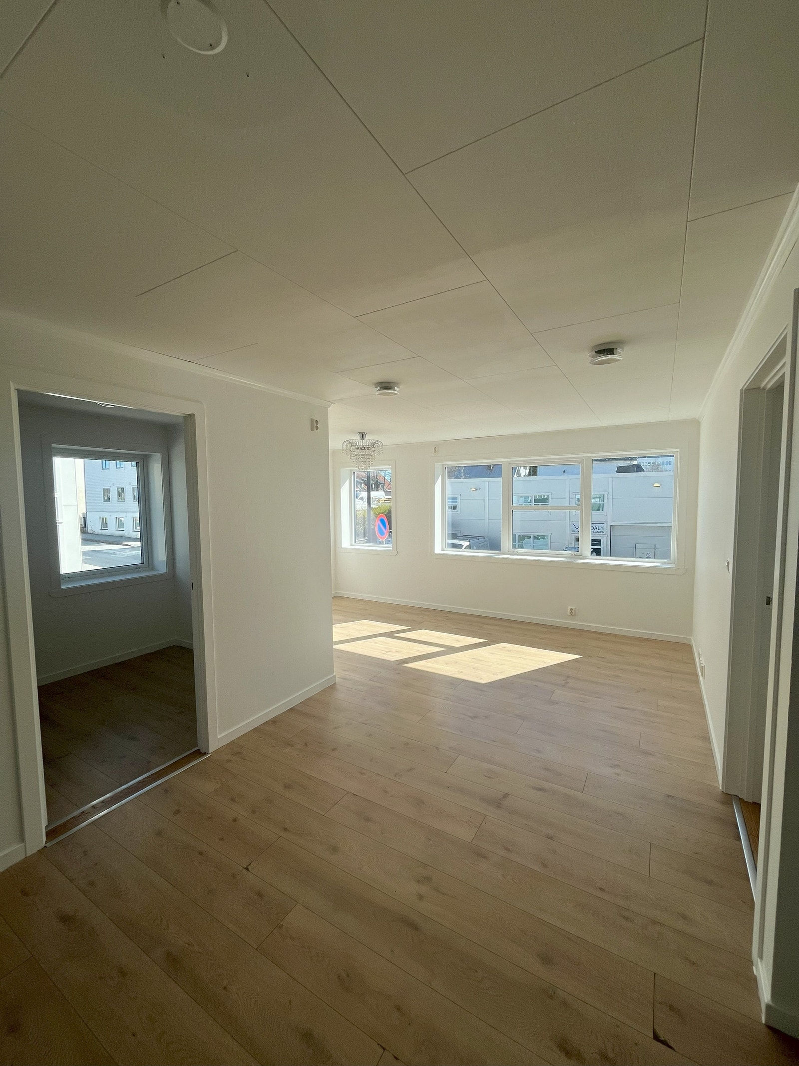 Stue. Til venstre er rom som har vært brukt som kontor Galleribilde
