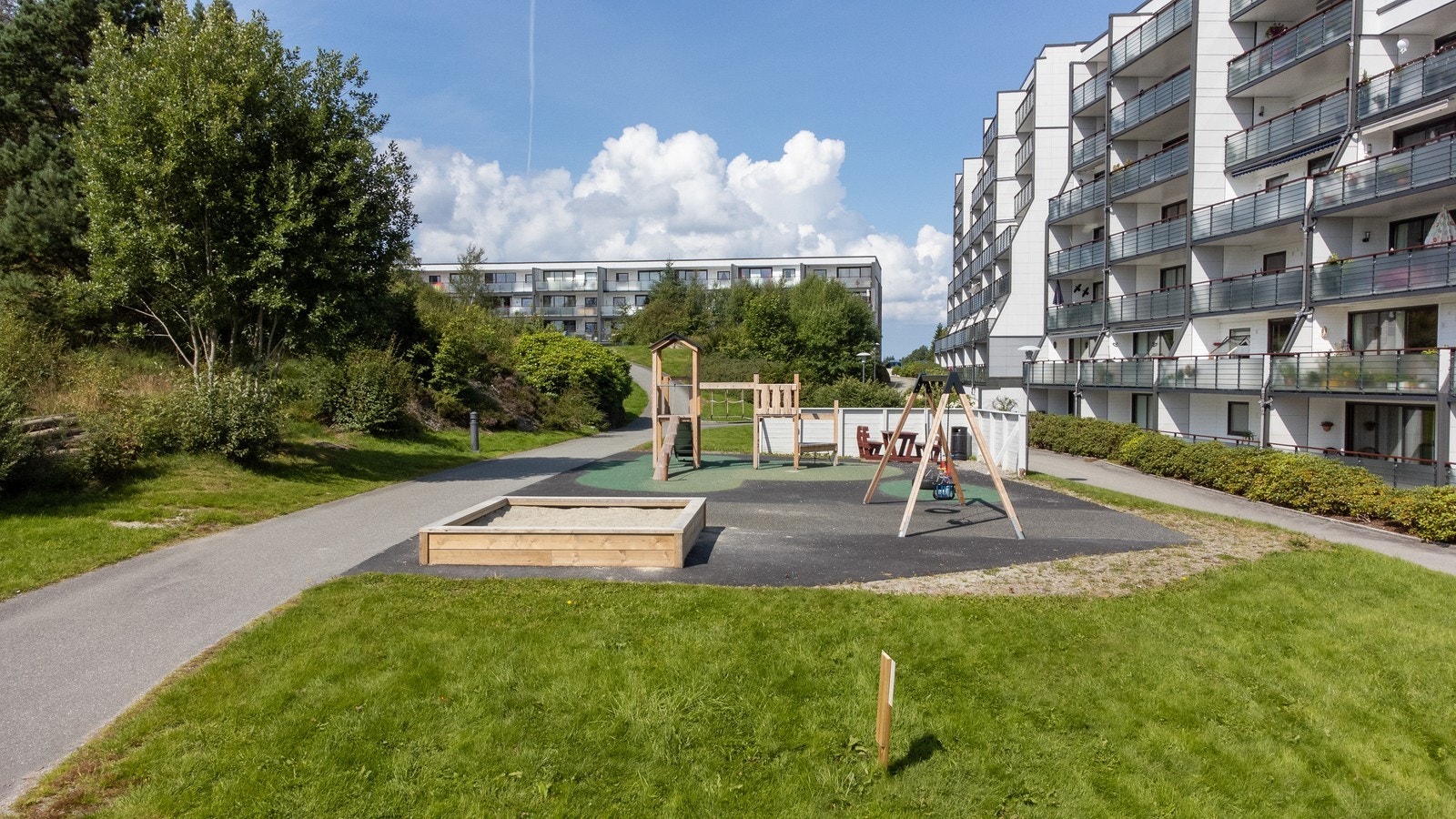 Lekeplass, gangvei og prydbusker Galleribilde