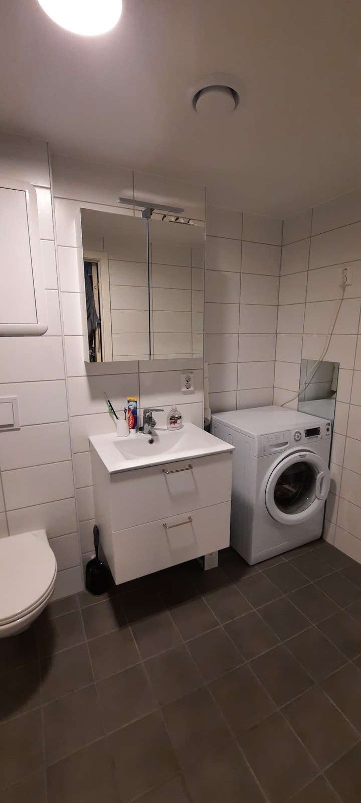 Badet er pusset nylig.vaskemaskin medfølger. Galleribilde