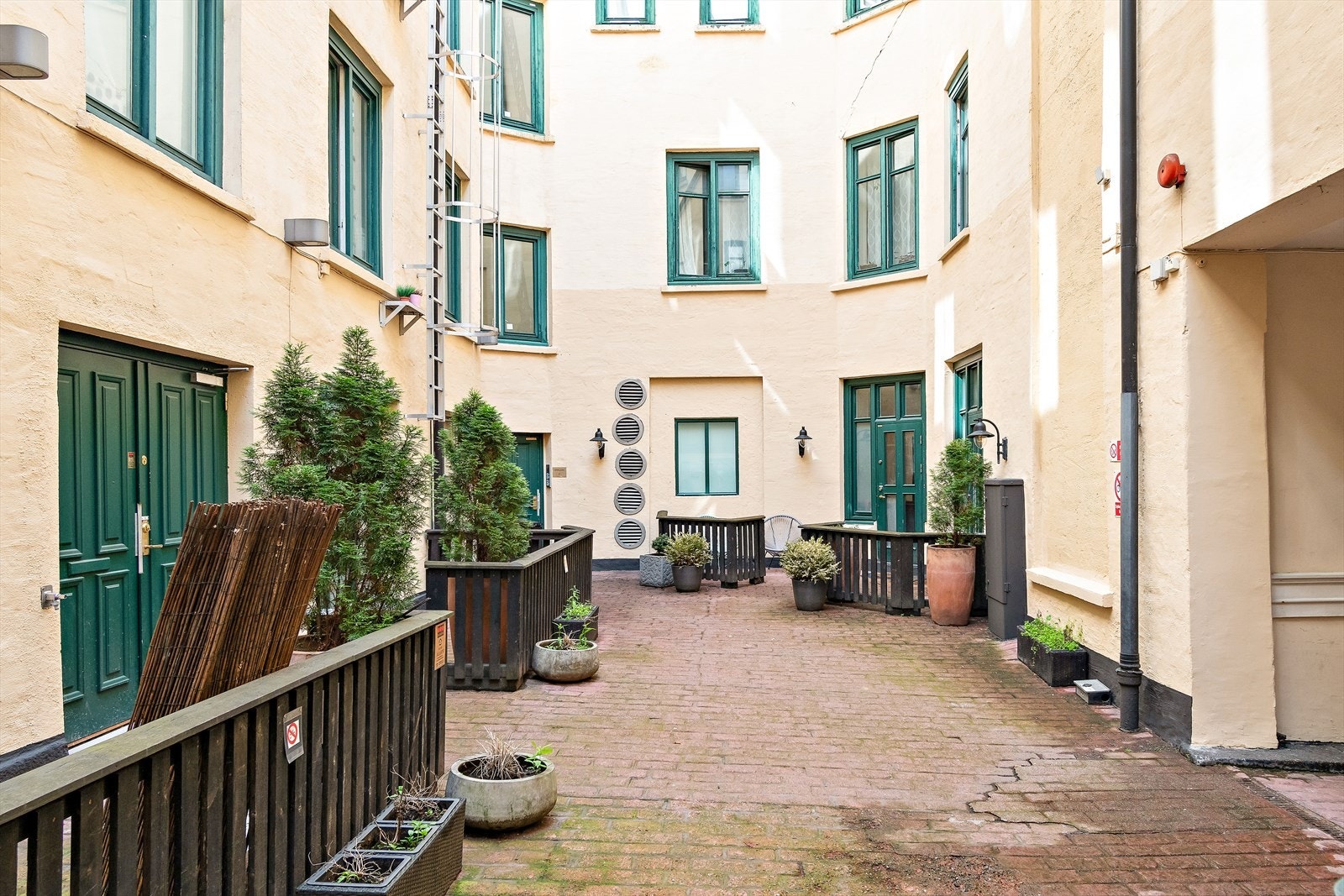 Bakgård. Galleribilde