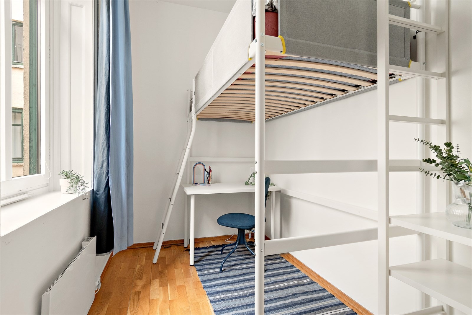 Soverom 2 har god plass og kan brukes som soverom, gjesterom eller kontor. Galleribilde