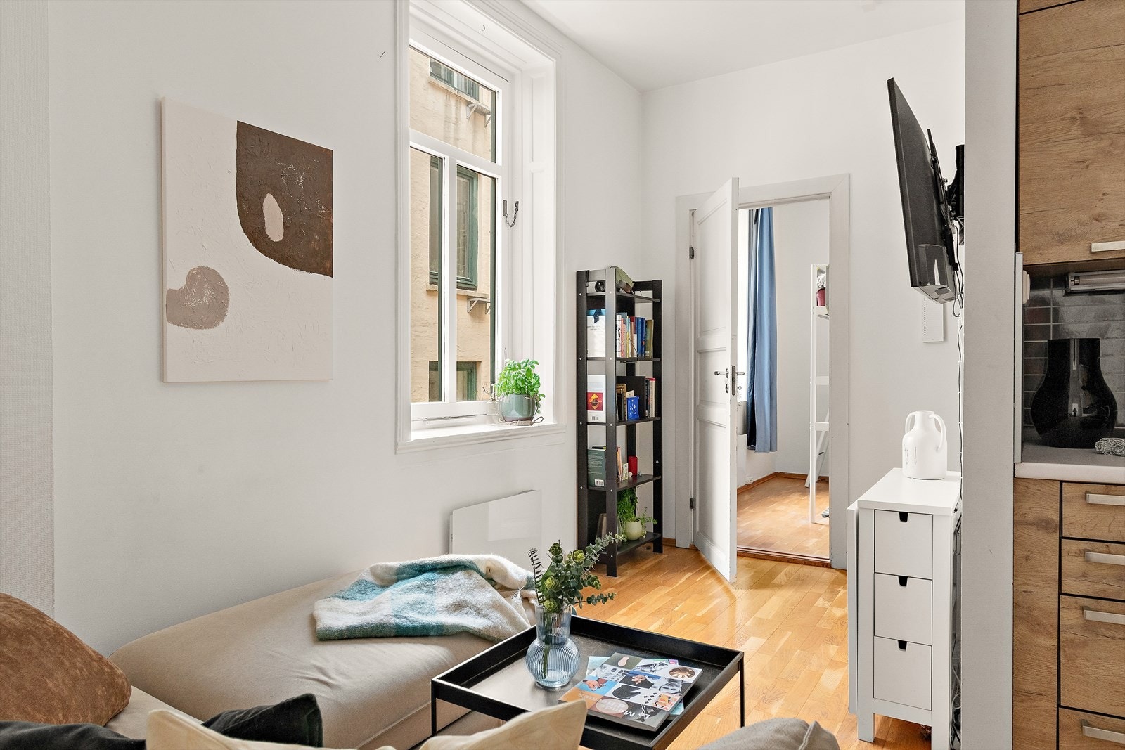 En praktisk 3-roms beliggende midt i hjertet av Oslo med en sjenerøs takhøyde på ca. 2.91m. Galleribilde