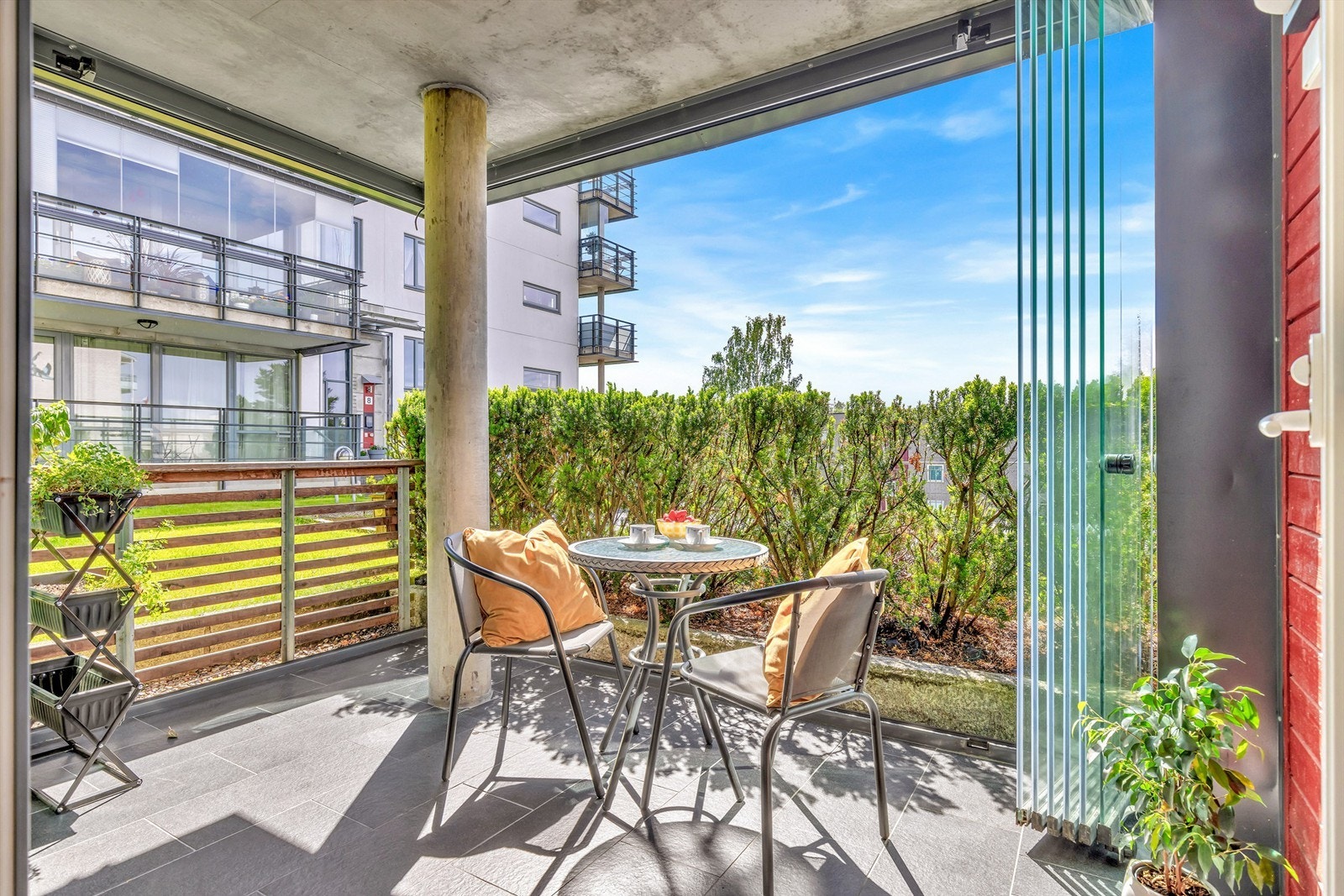 Vestvendt og innglasset platting. Hekken skjermer godt for innsyn. Galleribilde
