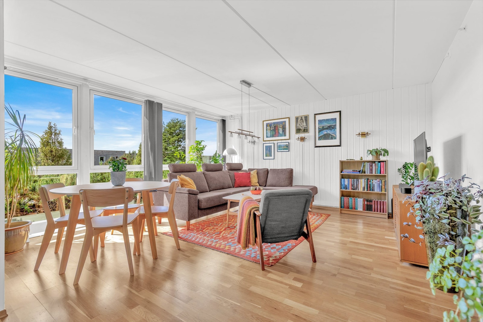 Det er godt med plass til en sofaløsning og spisebord i stuen. Galleribilde