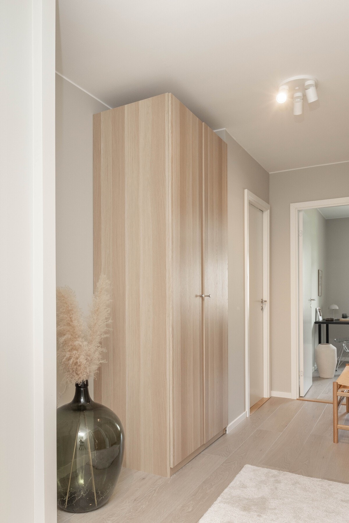 Leiligheten består av entré, stue/kjøkken, 2 soverom, bad, vaskerom og innredet rom brukt som soverom Galleribilde