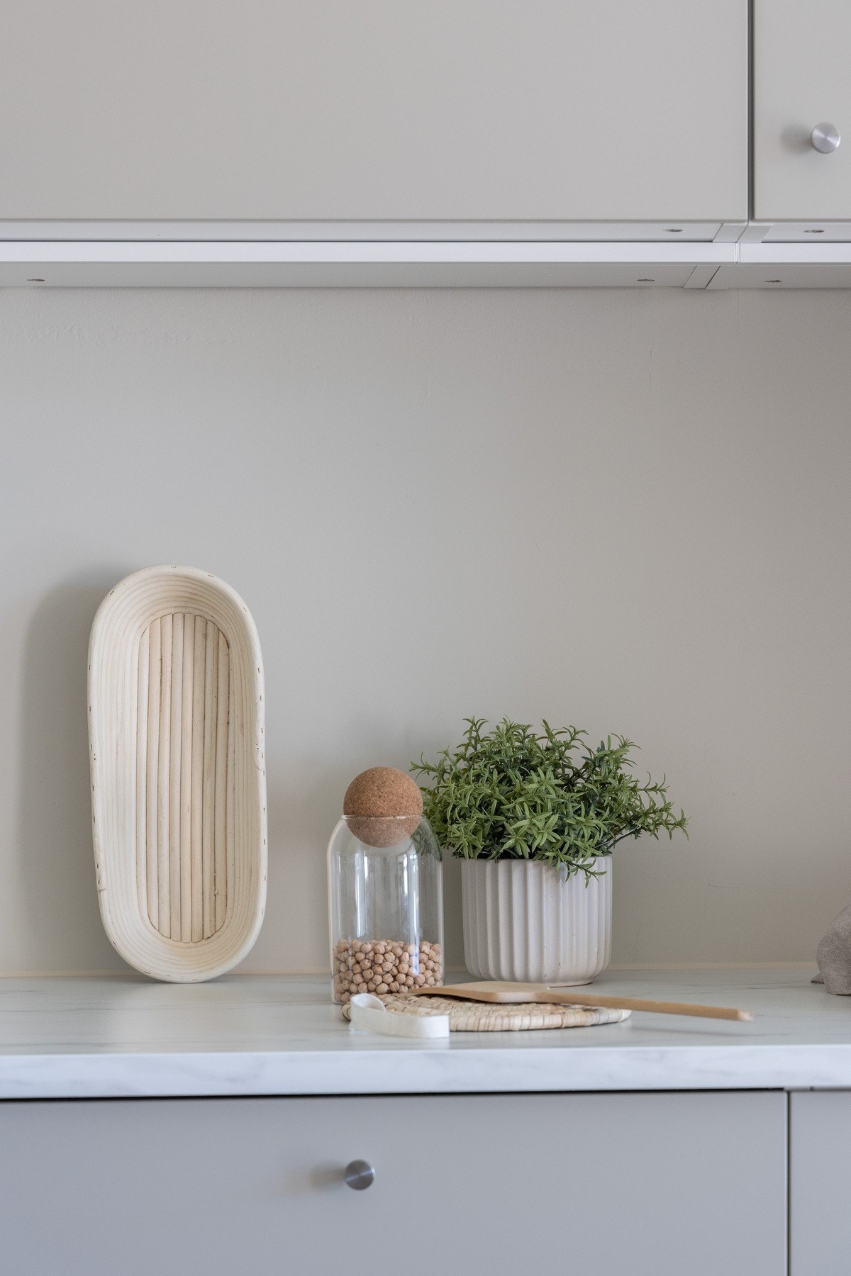 Lekre "greige" fronter som er stilrent og behagelig Galleribilde