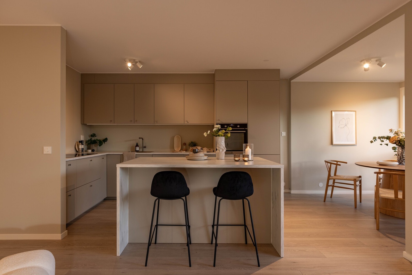 Behagelig lyssetting med en kobinasjon av taklys og spotter Galleribilde