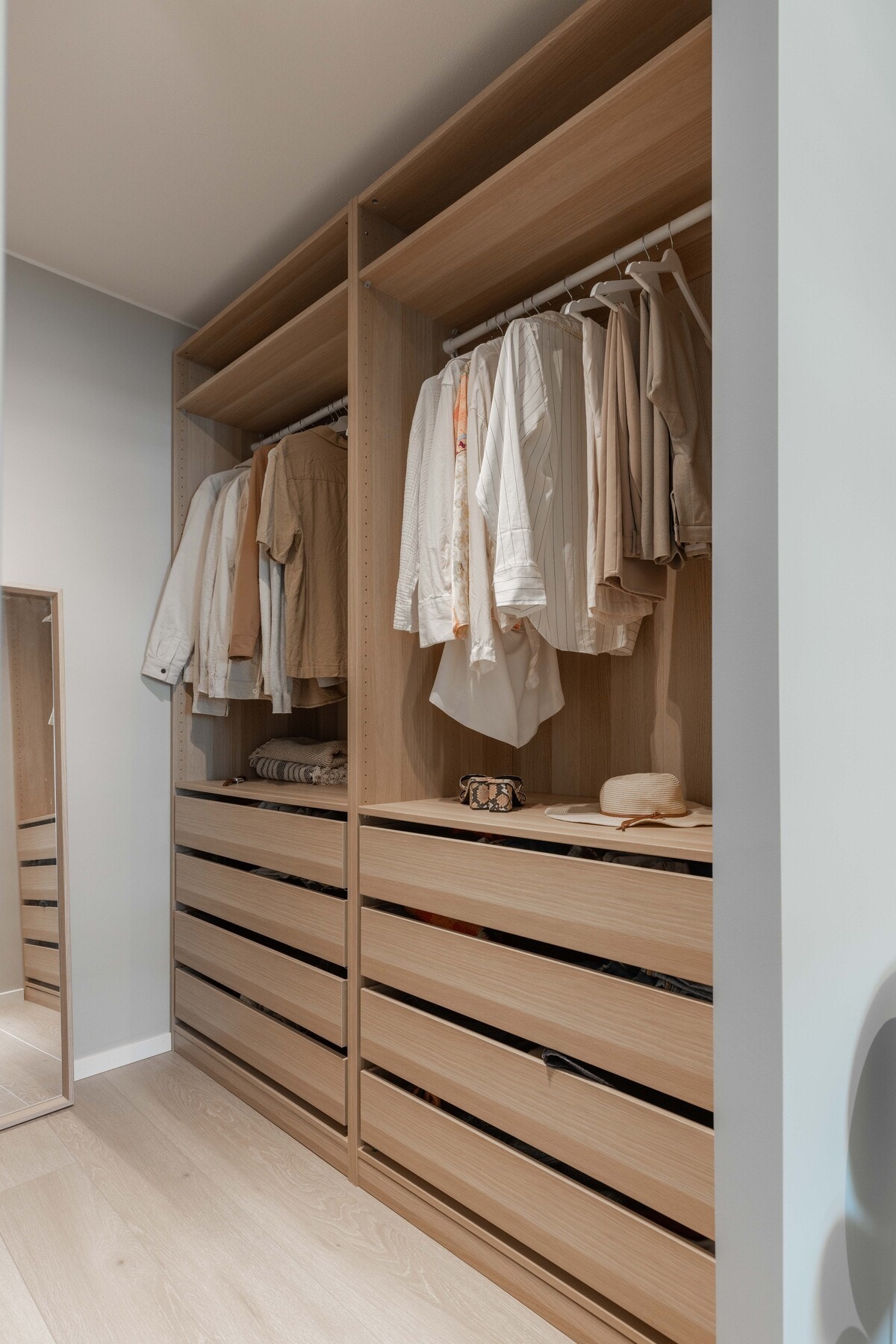 Innredet med flotte garderobeskap i eikeimitasjon. Disse medfølger handelen Galleribilde