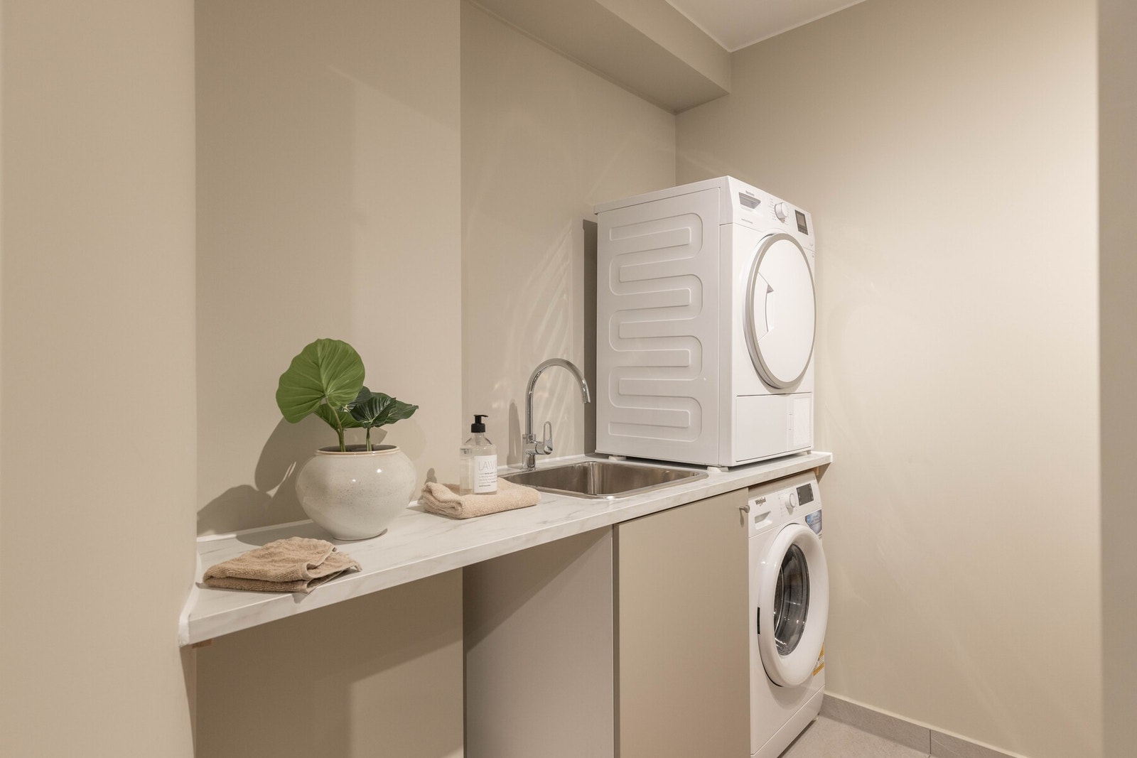 I tillegg er det et separat vaskerom med opplegg for vaskemaskin og tørketrommel Galleribilde