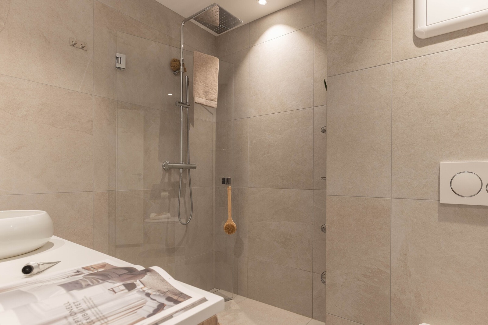 Detaljer i krom er gjennomgående på kjøkken og bad Galleribilde