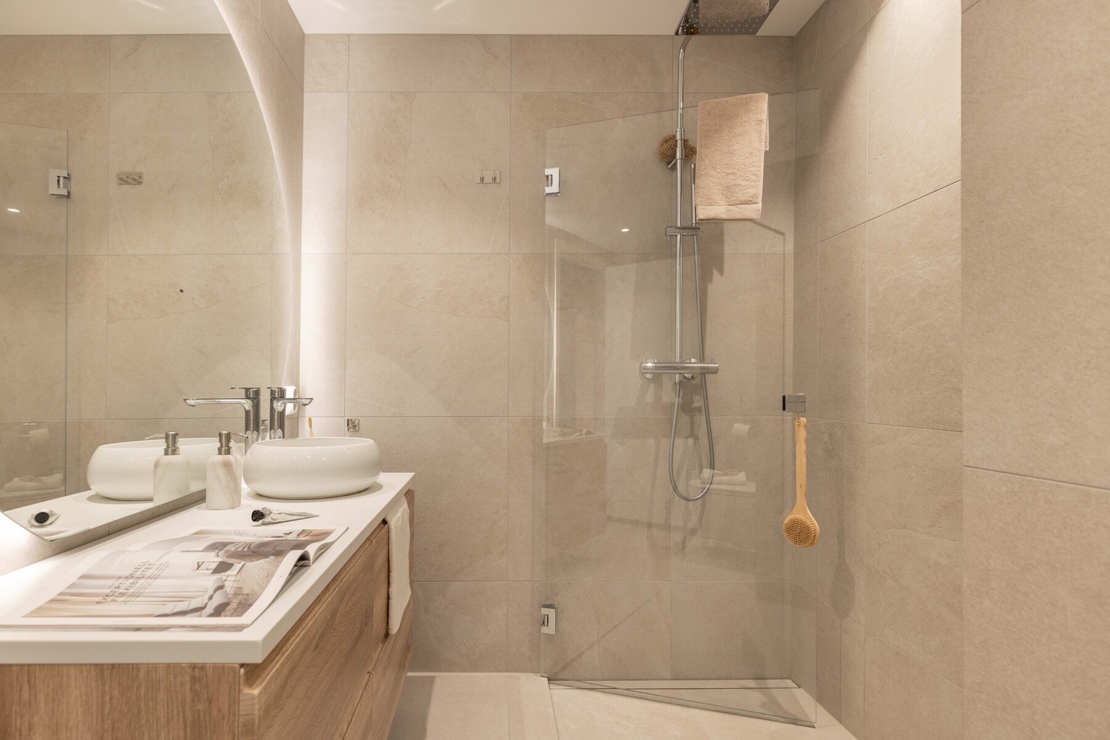 Totaloppusset bad i 2023 utført av fagfolk, nytt kjøkken i 2024 og nye overflater i alle rom Galleribilde