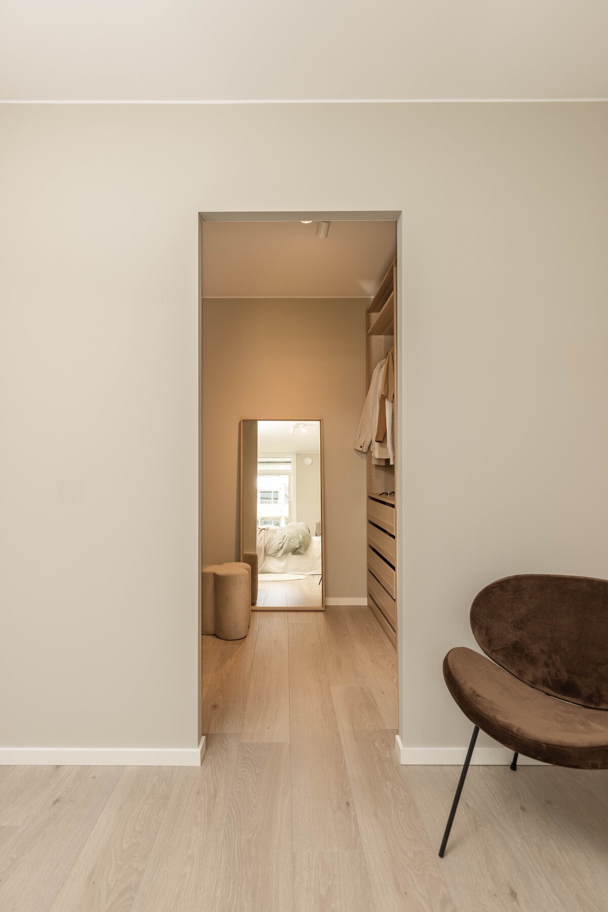 Hovedsoverommet er tilknyttet praktisk walk-in-garderobe Galleribilde