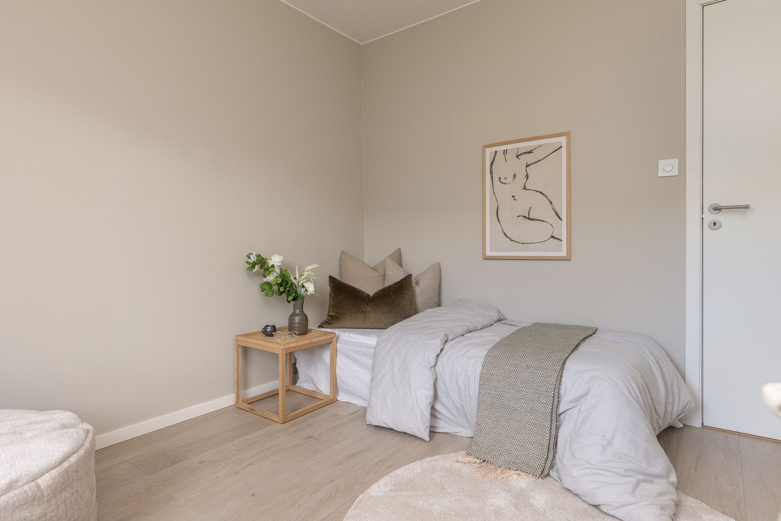 Soverom 2 er også av meget god størrelse, med plass til seng, garderobeskap og skrivepult Galleribilde