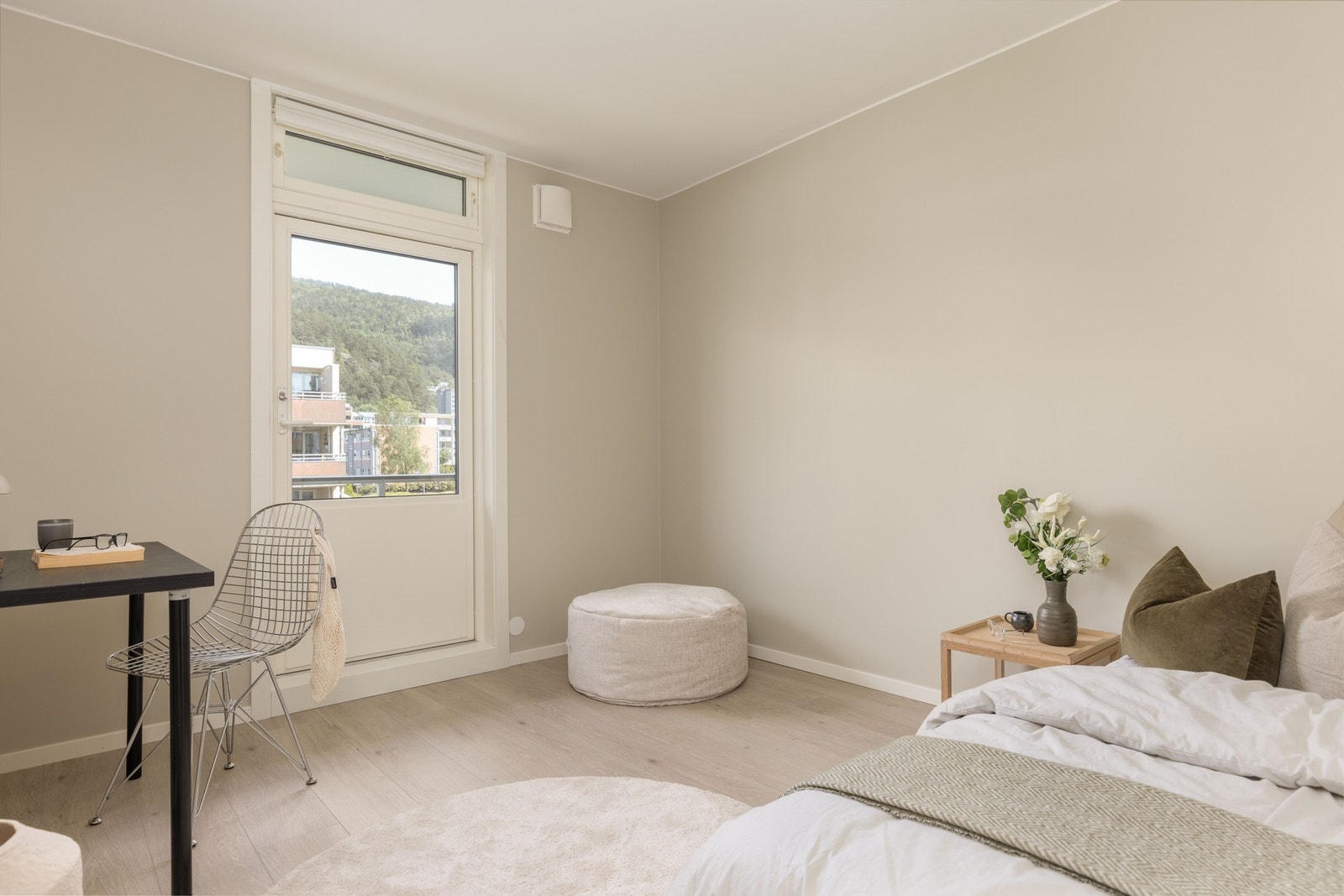 Fra dette soverommet er det utgang til balkong nr 2 Galleribilde