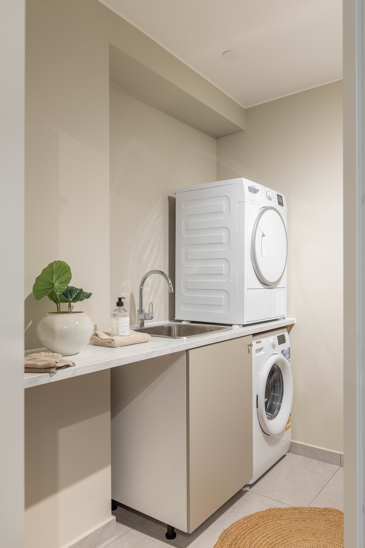 I tillegg er det et separat vaskerom med opplegg for vaskemaskin og tørketrommel Galleribilde