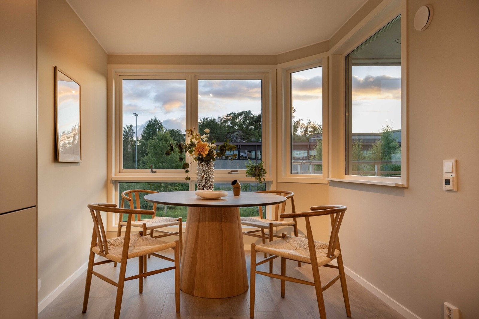 Fra leiligheten er det ca. 5 minutter å spasere til bybanestoppet ved Oasen Galleribilde