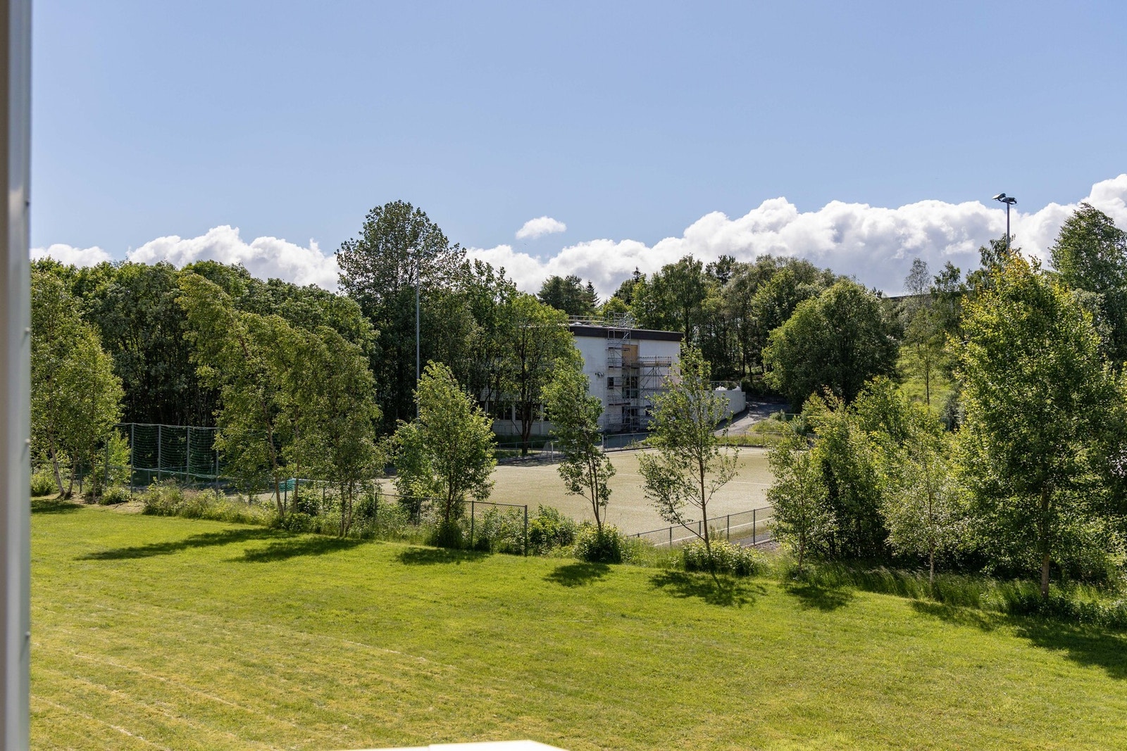 Den fremste rekken har mest frodig utsikt over grøntarealene, og mot friidrettsbanen Galleribilde