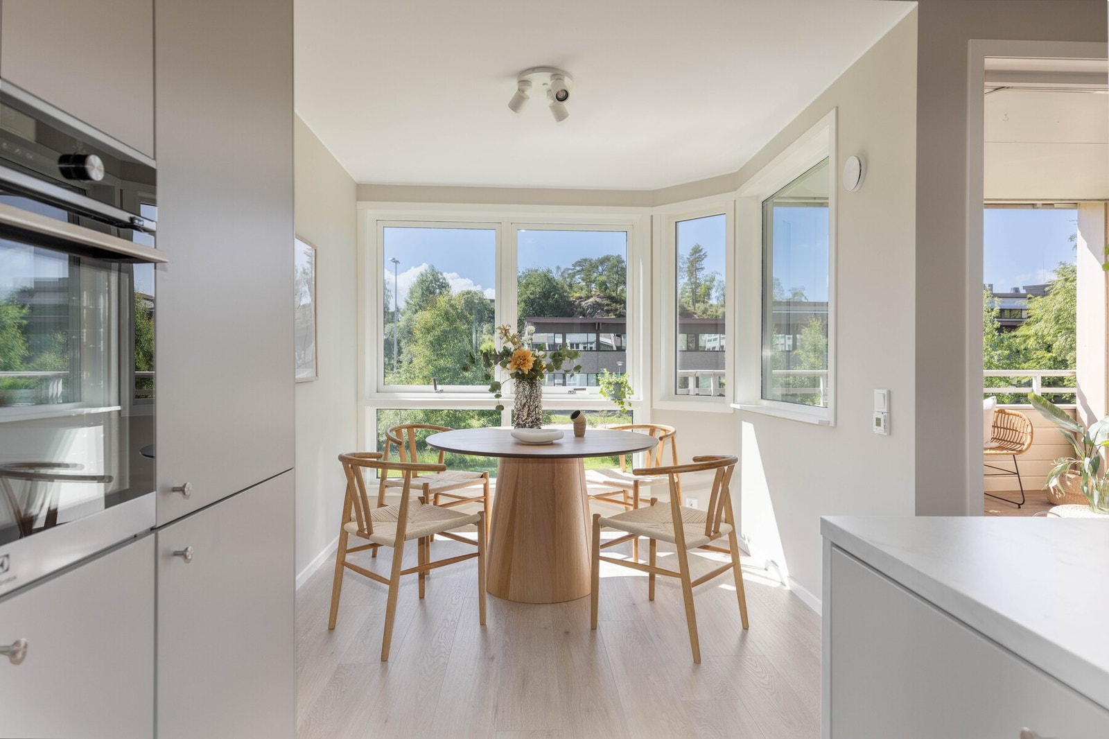 Stuen har flere møbleringsløsninger, enten man vil ha spiseplassen i karnappet eller foran balkongen Galleribilde