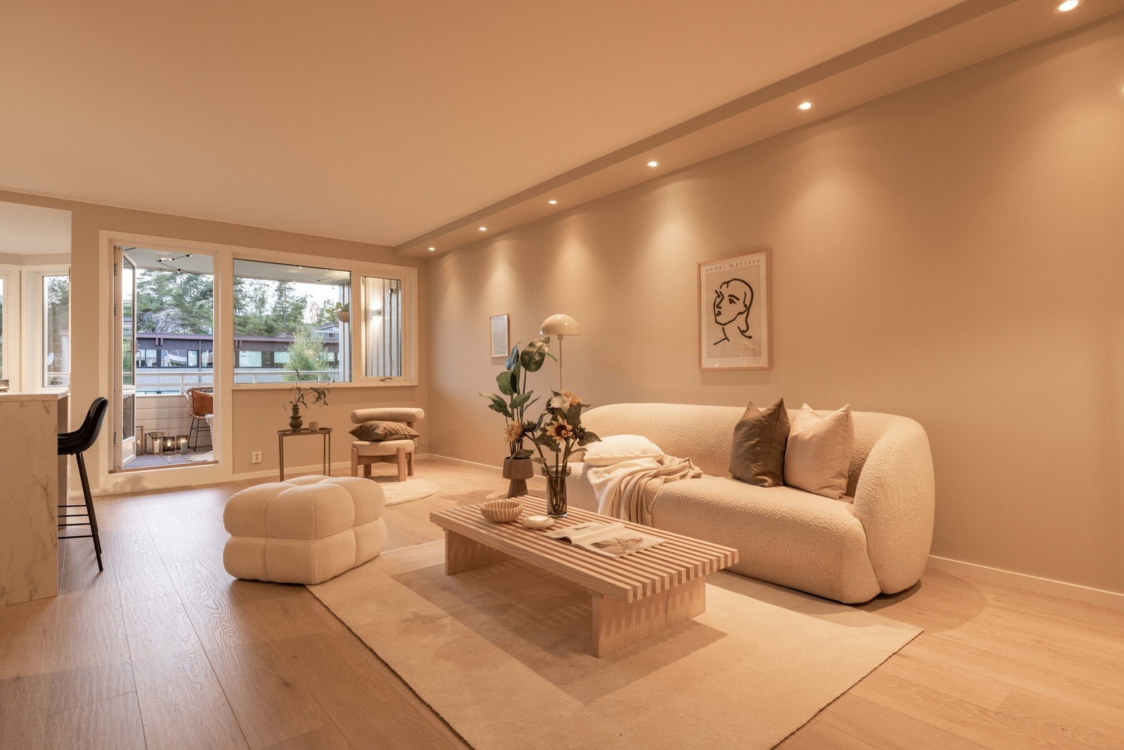 Det er også behagelig atmosfære i leiligheten på kveldstid Galleribilde