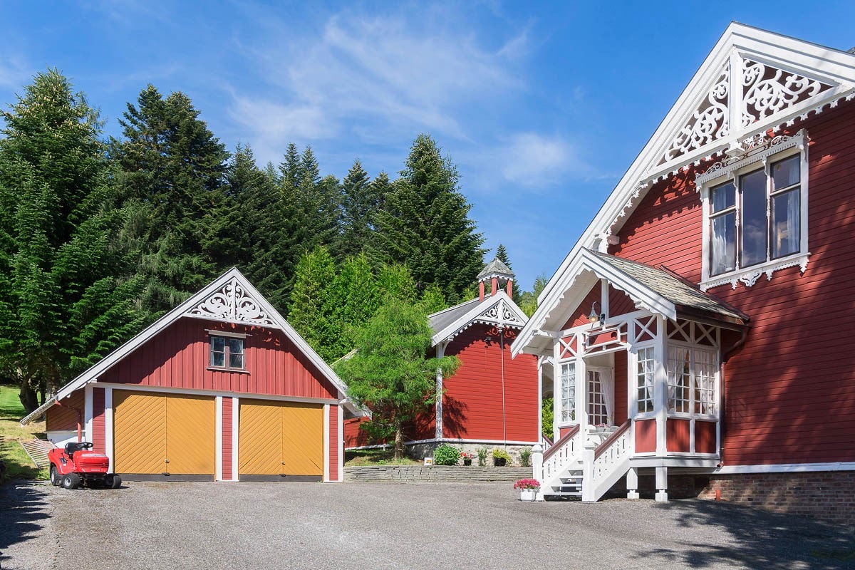 Godt med parkering i garasje og på tomt Galleribilde