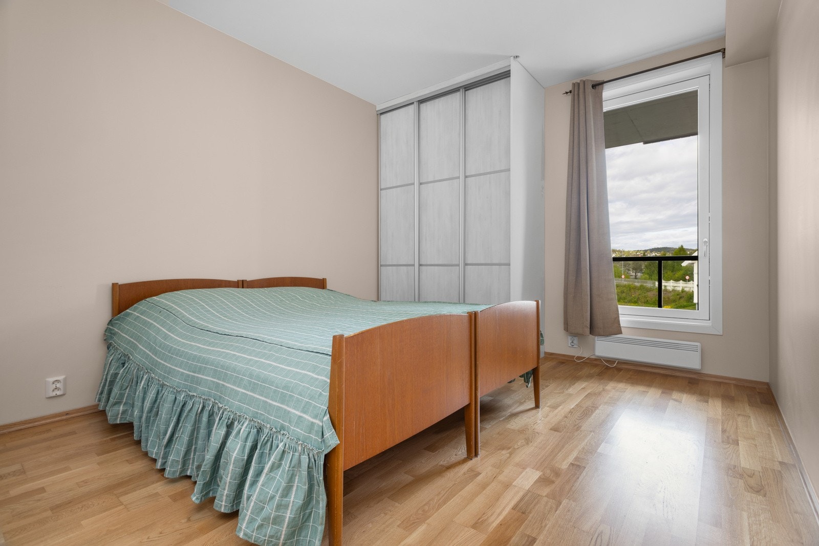 Leiligheten inneholder to romslige soverom. Hovedsoverommet har god plass til dobbeltseng, nattbord og to plassbygde garderobeskap Galleribilde