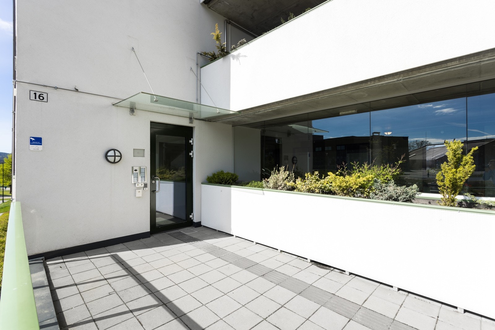 Inngangspartiet til leilighetskomplekset. Galleribilde