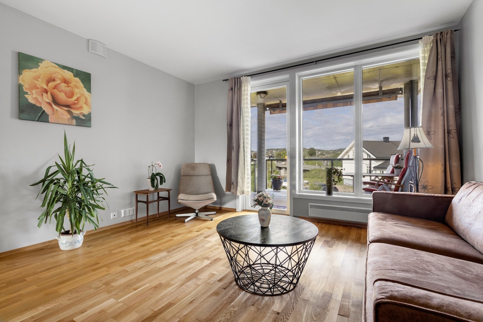 Fra stuen er det utgang til vestvendt, overbygget balkong. Galleribilde