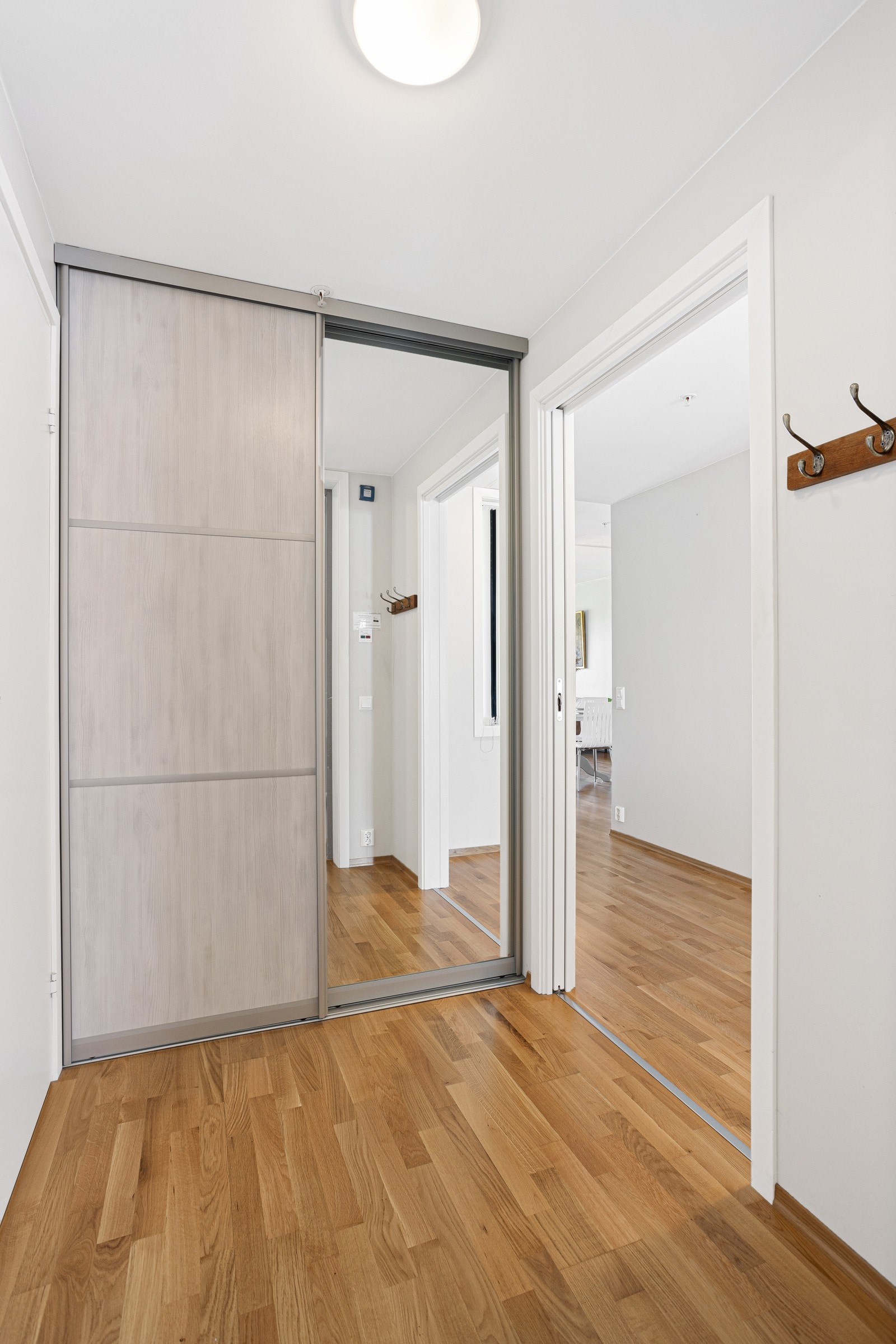 Det er plassbygget speilgarderobe i gangen med god plass. Galleribilde
