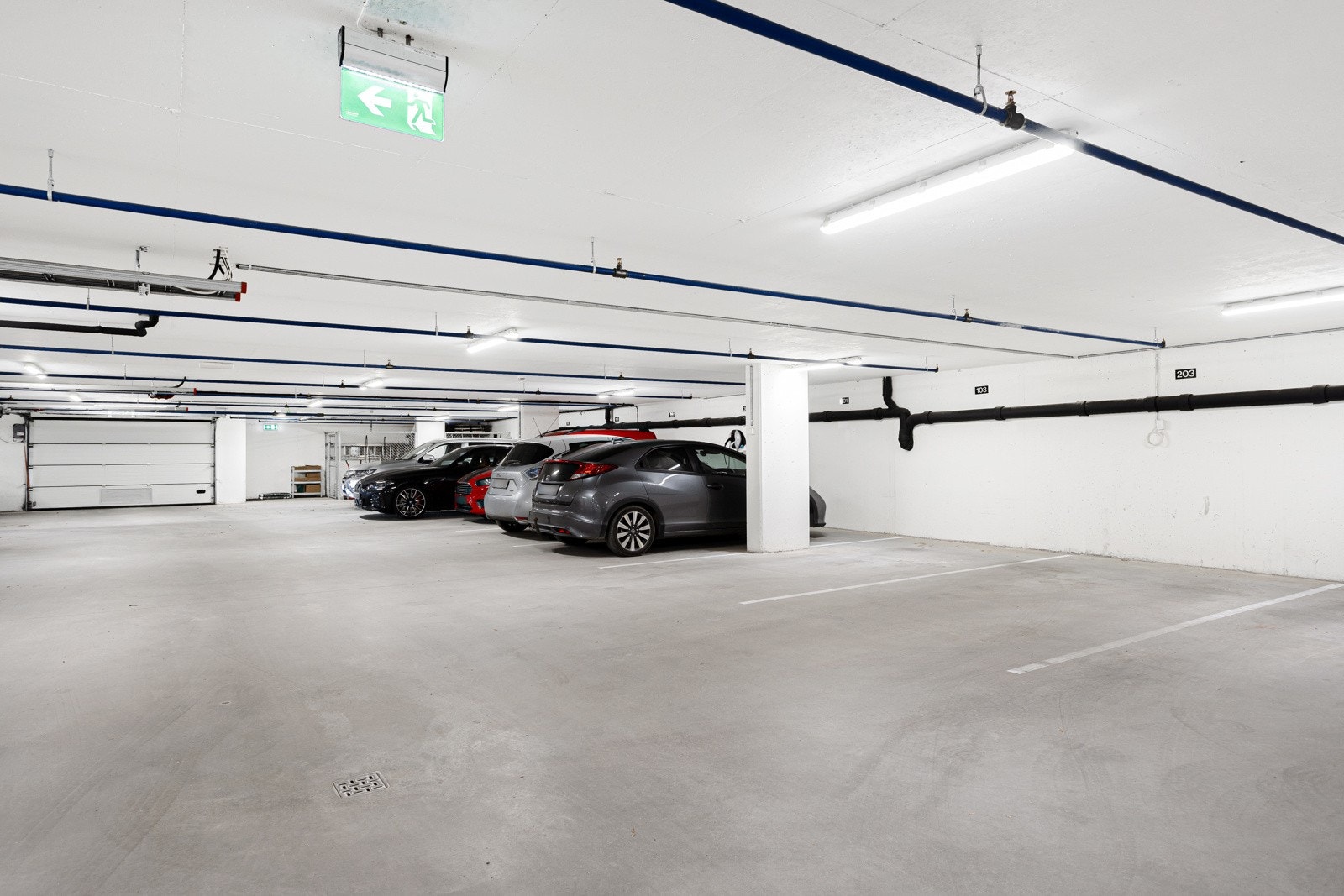 Parkeringsplass i garasjekjeller med heis opp til leilighetens plan. Galleribilde