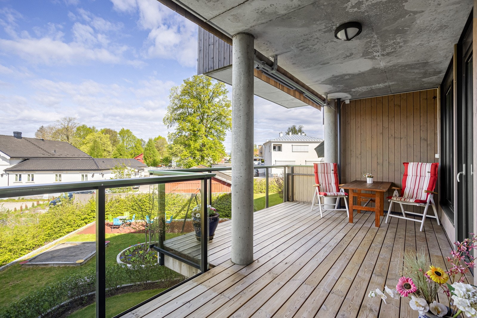 Balkongen er av meget god størrelse med god plass til møblering. Galleribilde