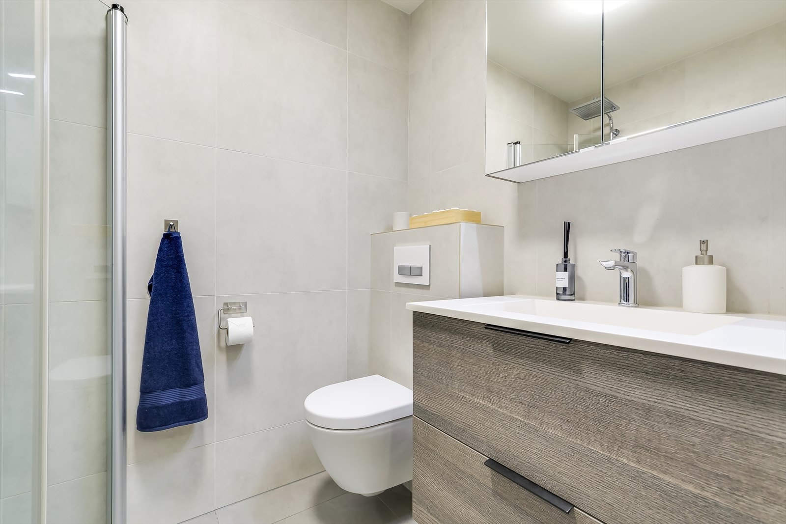 Badet ble oppgradert i 2019 og fremstår meget lyst og delikat Galleribilde