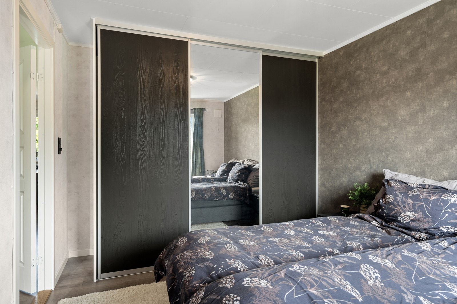 Skyvedørsgarderobe med speil på hovedsoverommet. Galleribilde
