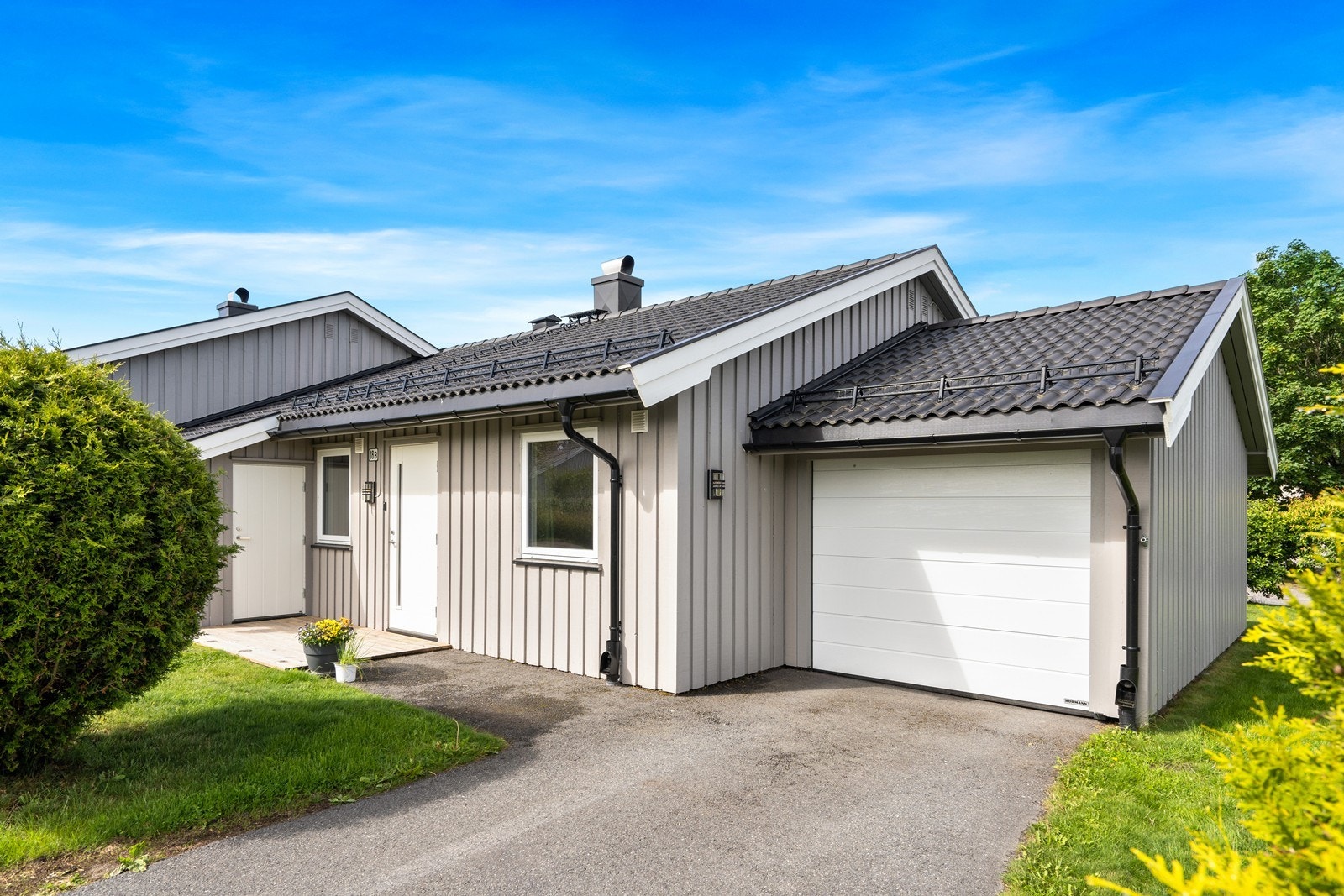 Boligen er tilknyttet en egen garasje. Galleribilde