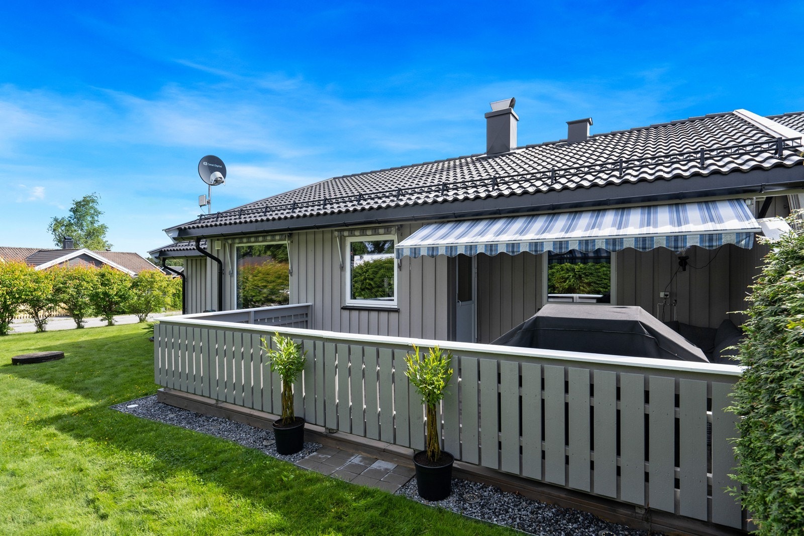 Romslig terrasse med rekkverk og port til hagen. Galleribilde