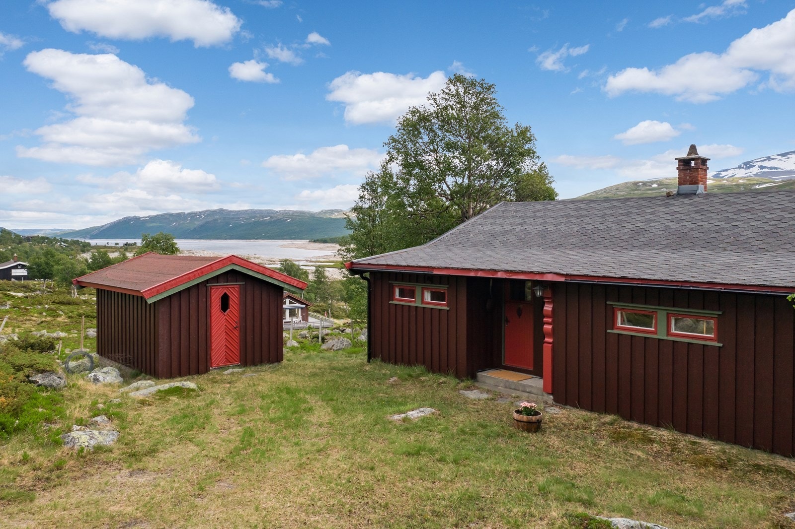 Uthus ved hytta Galleribilde