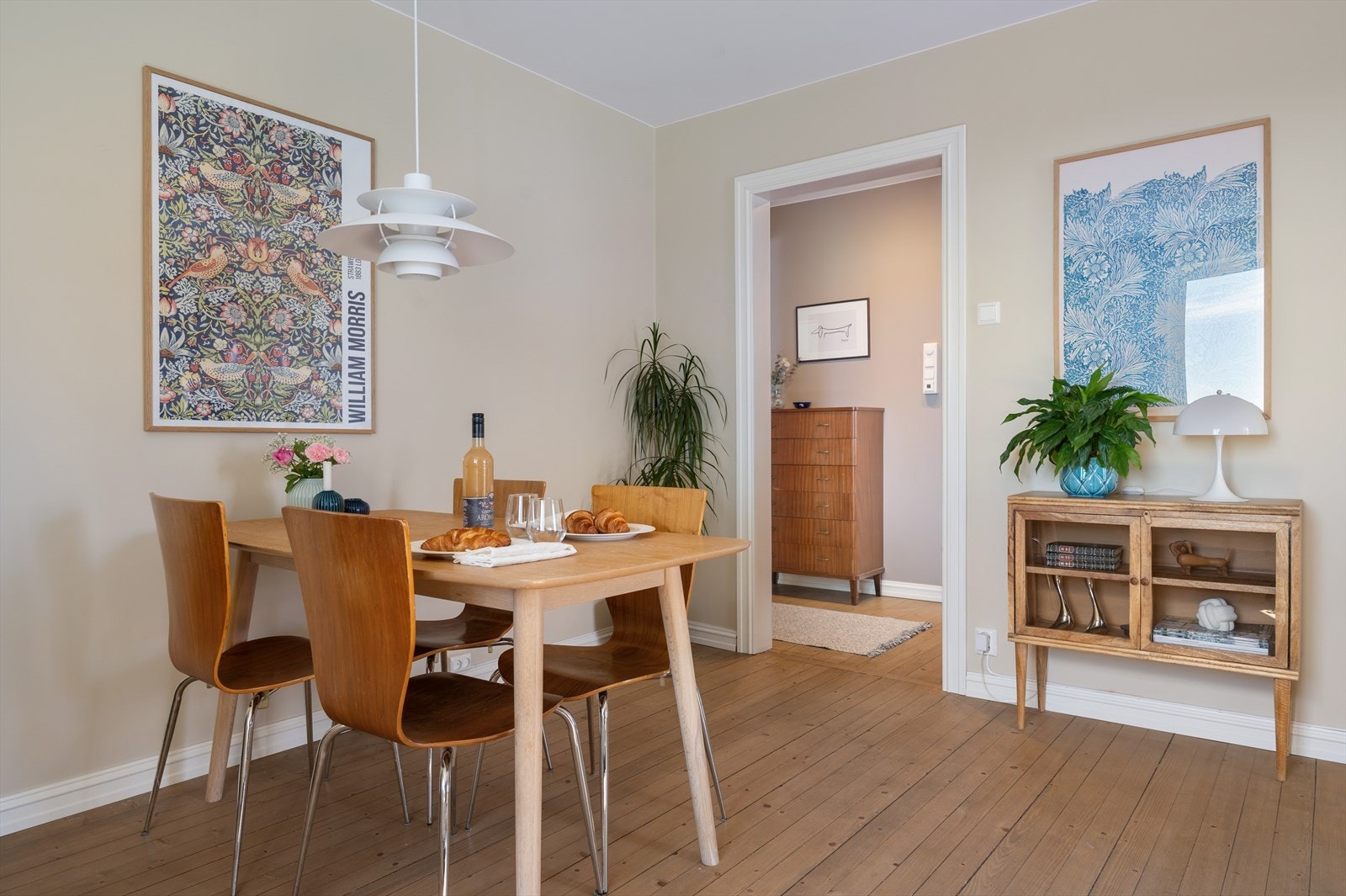 Kort vei til dagligvarebutikk og Storo Storsenter, meget gode kollektivmuligheter. Galleribilde
