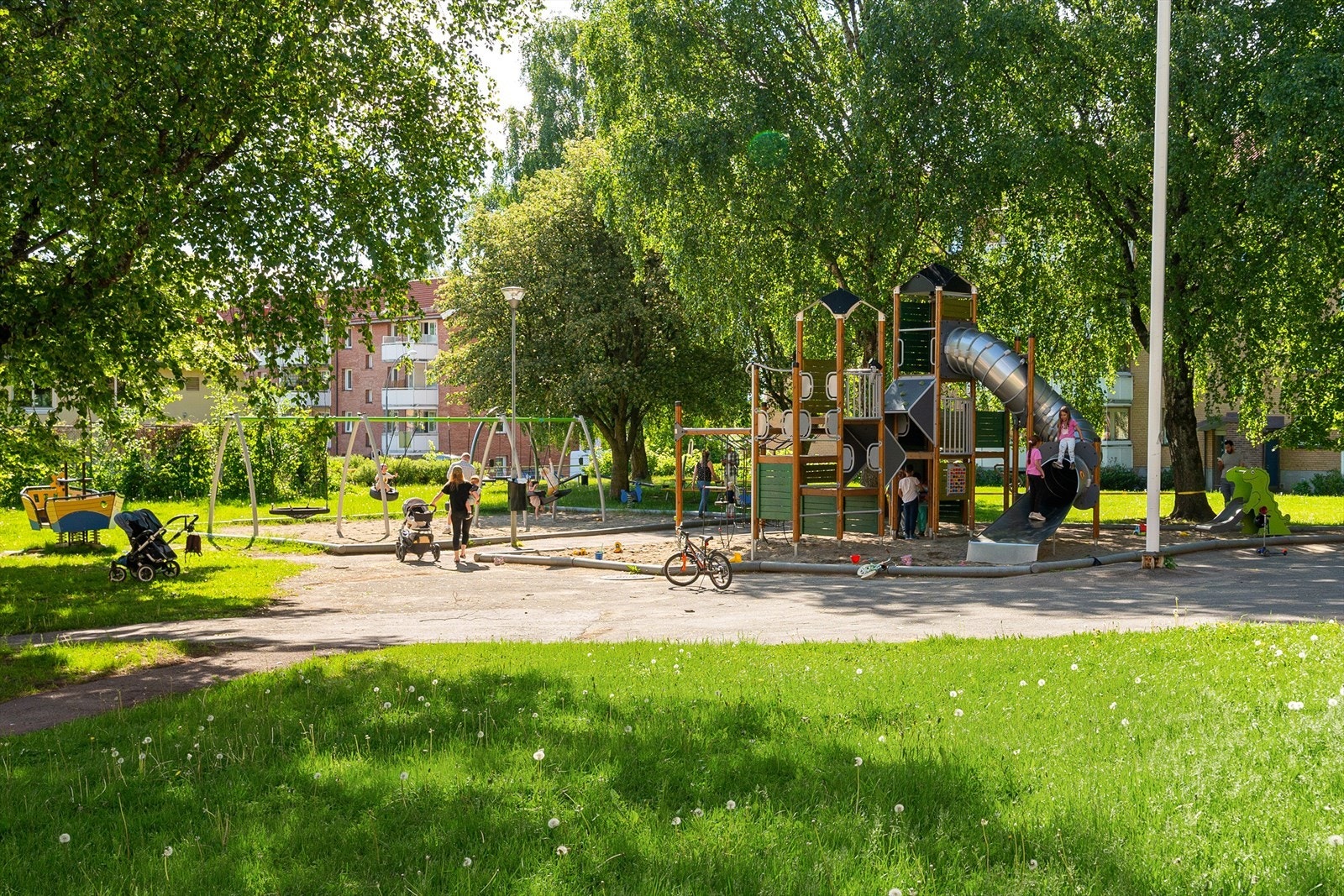 Borettslaget er svært barnevennlig med store grøntarealer og flere lekeapparater. Galleribilde
