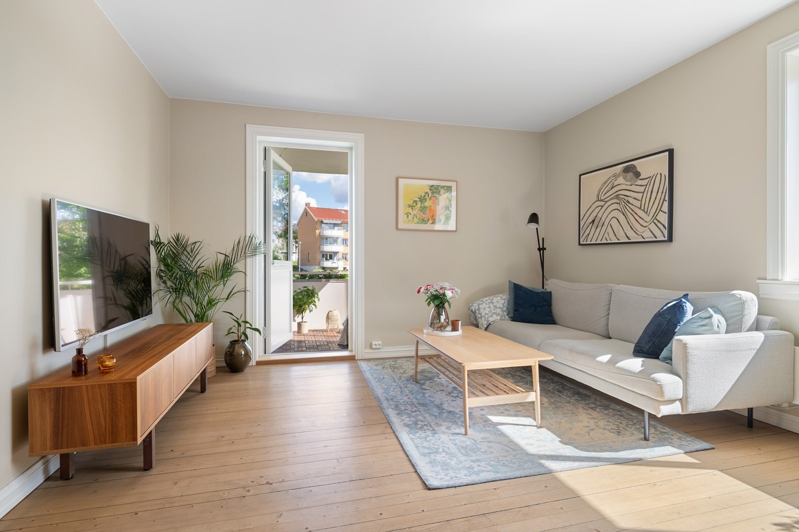 Stuen er malt en moderne og behagelig farge. Galleribilde