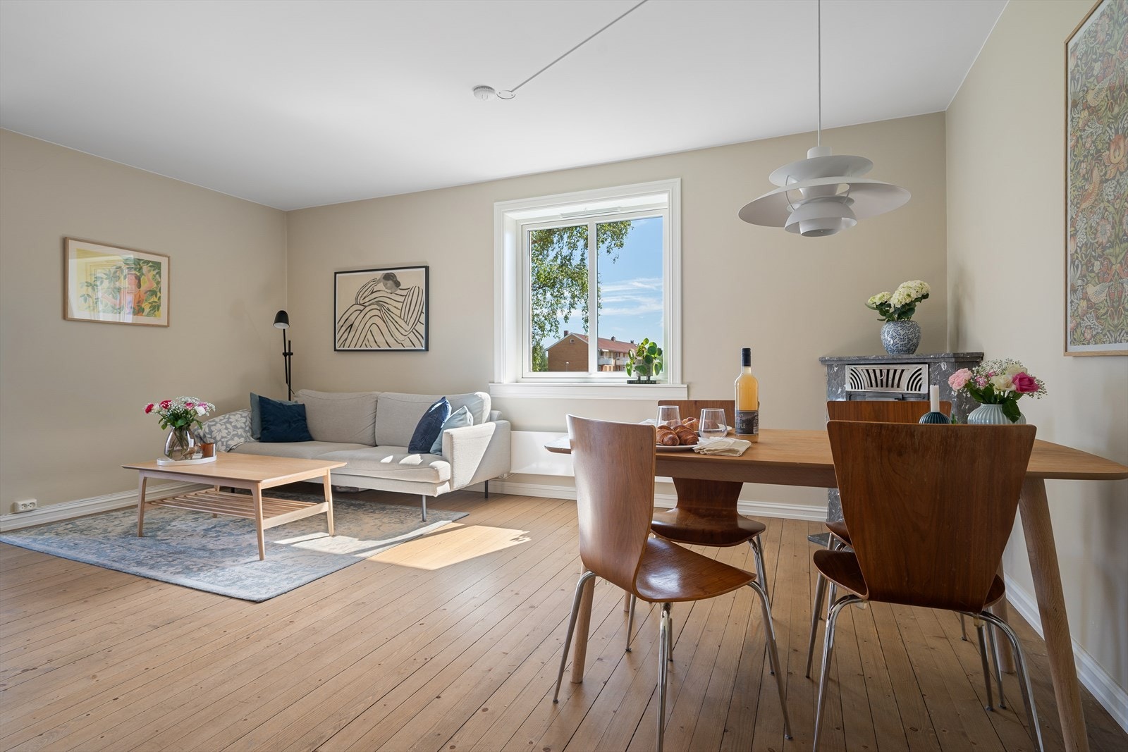 I stuen har du rikelig med plass til en stor sofagruppe. Den store gulvflaten gir mulighet for ulike innredningsløsninger. Galleribilde