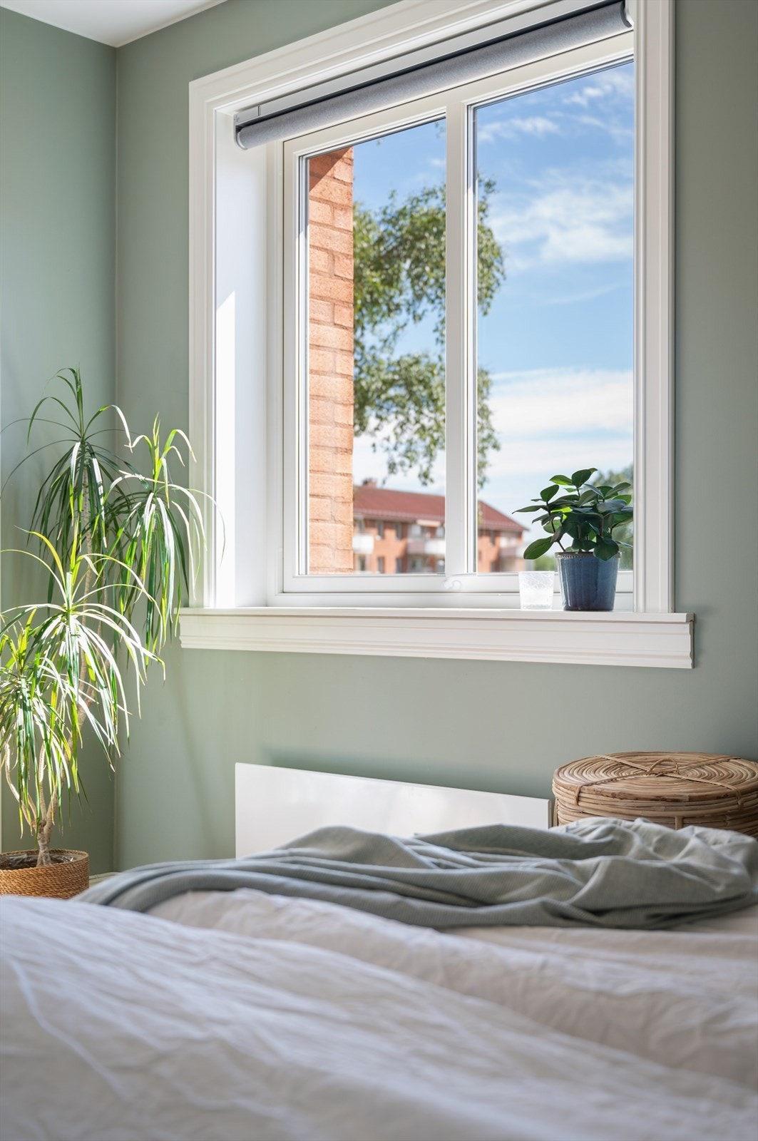 Rommet ligger vendt ut mot rolig og frodig fellesareal. Galleribilde