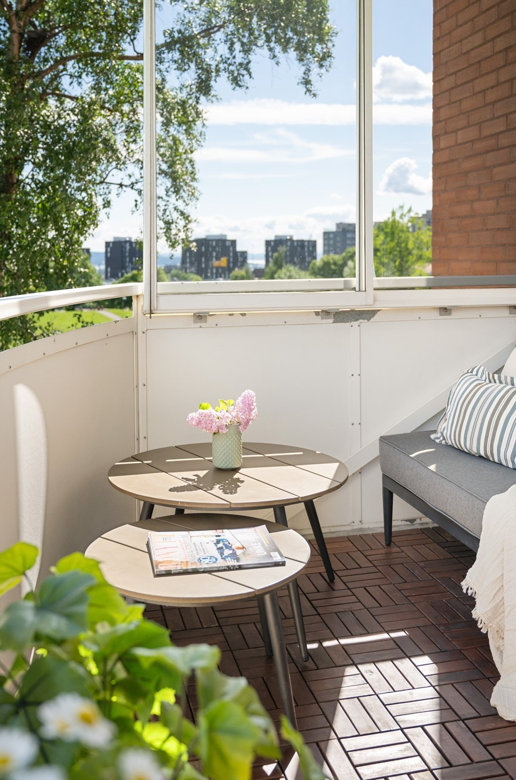 Balkongen har plass til diverse utemøblement. Et deilig fristed å nyte solen på sommerstid. Galleribilde