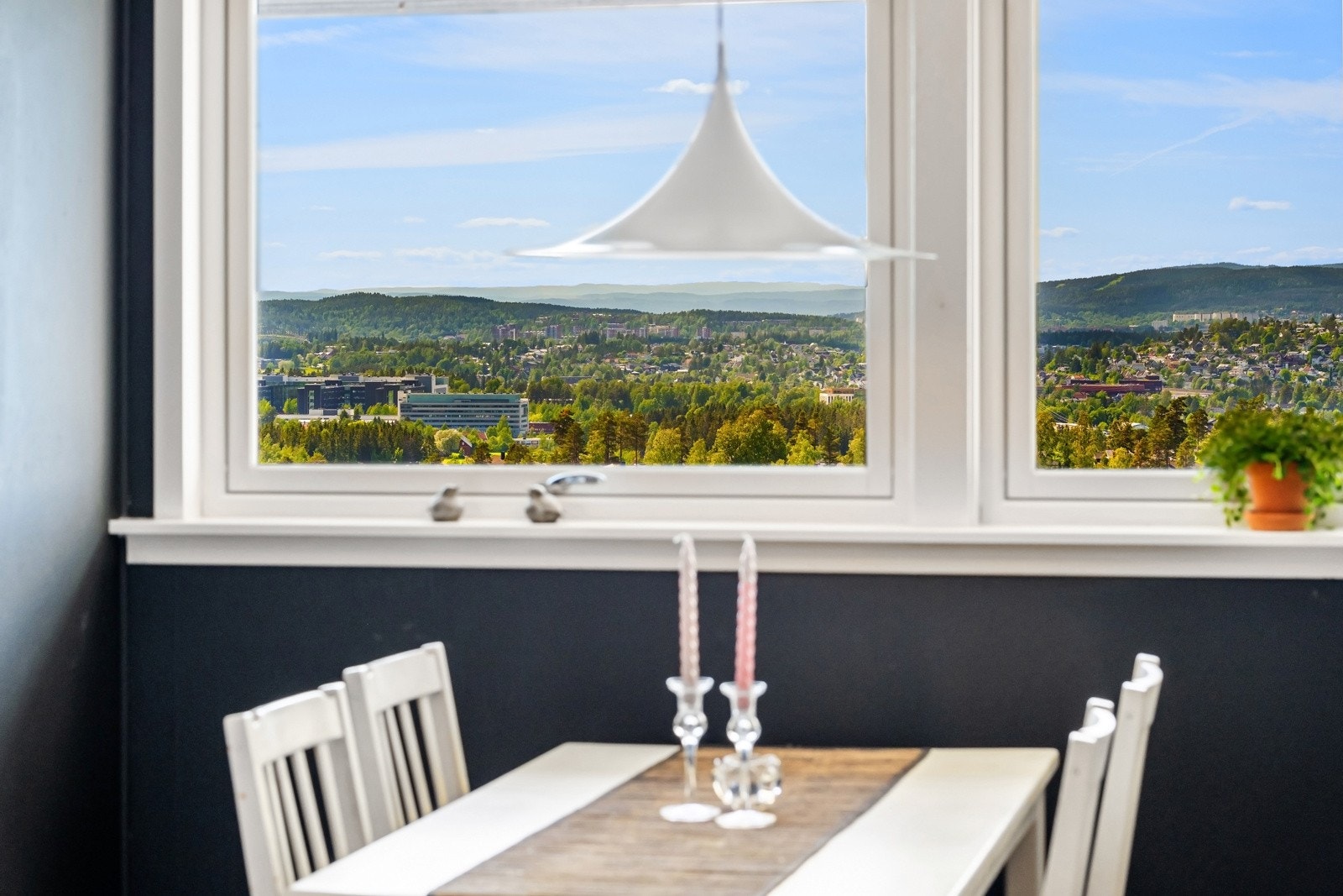 Flott utsikt også fra spisestue/kjøkken. Galleribilde