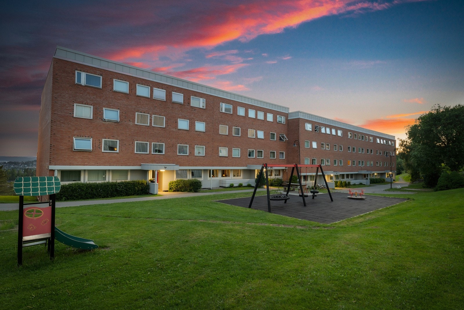 Området er meget barnevennlig, med kort vei til flere barnehager, barneskole og ungdomsskole. Galleribilde
